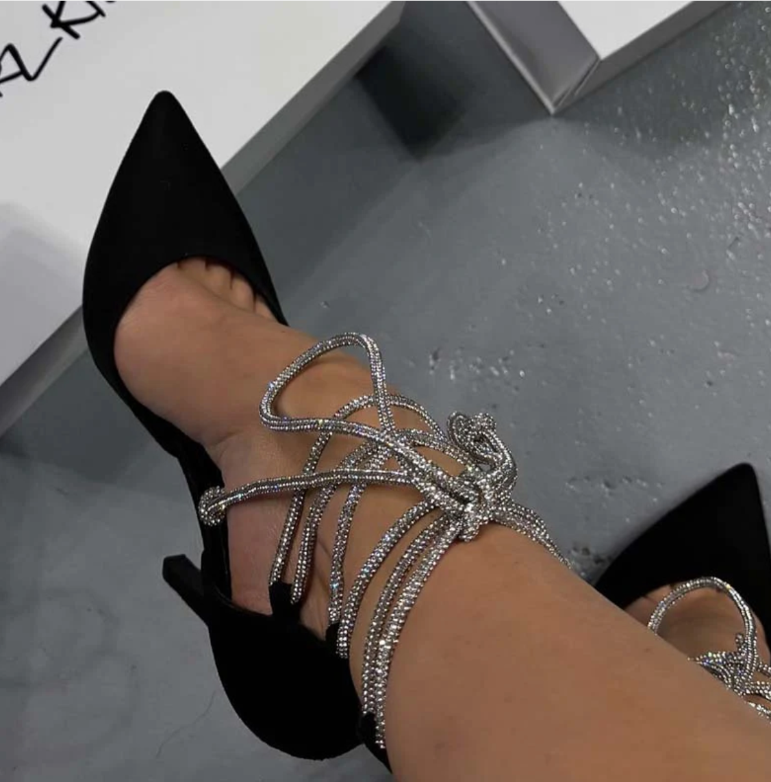 Zapatos de Tacón Negro con Lazo de Diamantes: Elegancia Deslumbrante