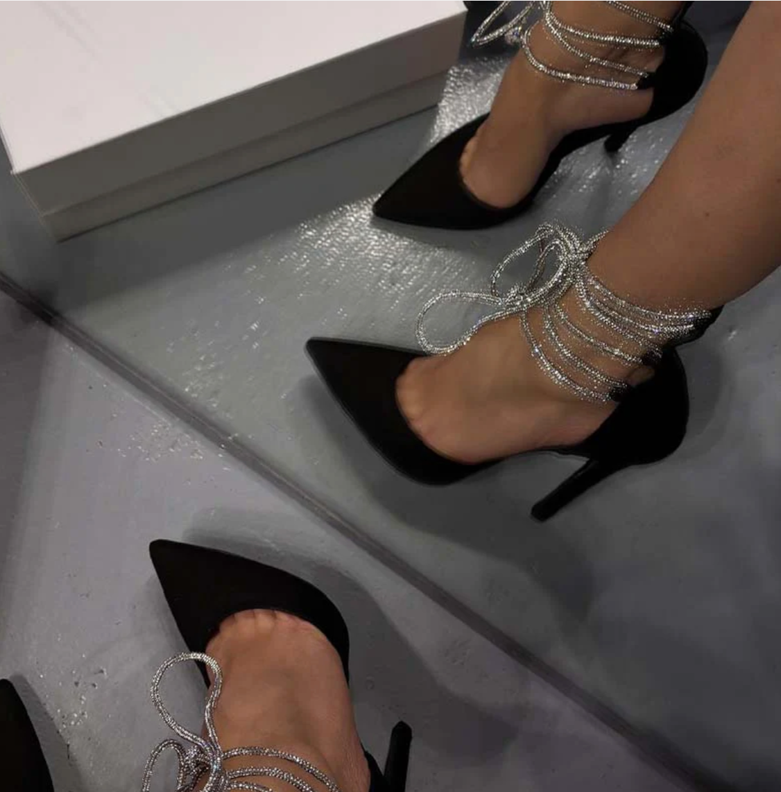 Zapatos de Tacón Negro con Lazo de Diamantes: Elegancia Deslumbrante